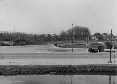 26291 Gezicht op de Bilthovenseweg te De Bilt, uit het zuiden. Op de voorgrond de Utrechtseweg en links op de ...